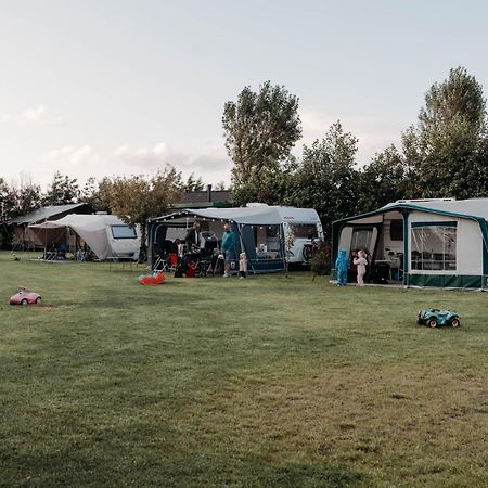 Camping De Tulpenweide Lege Kampeerplaats, Lege Plaats Op Het Gras Zonder Bed Breezand Ngoại thất bức ảnh