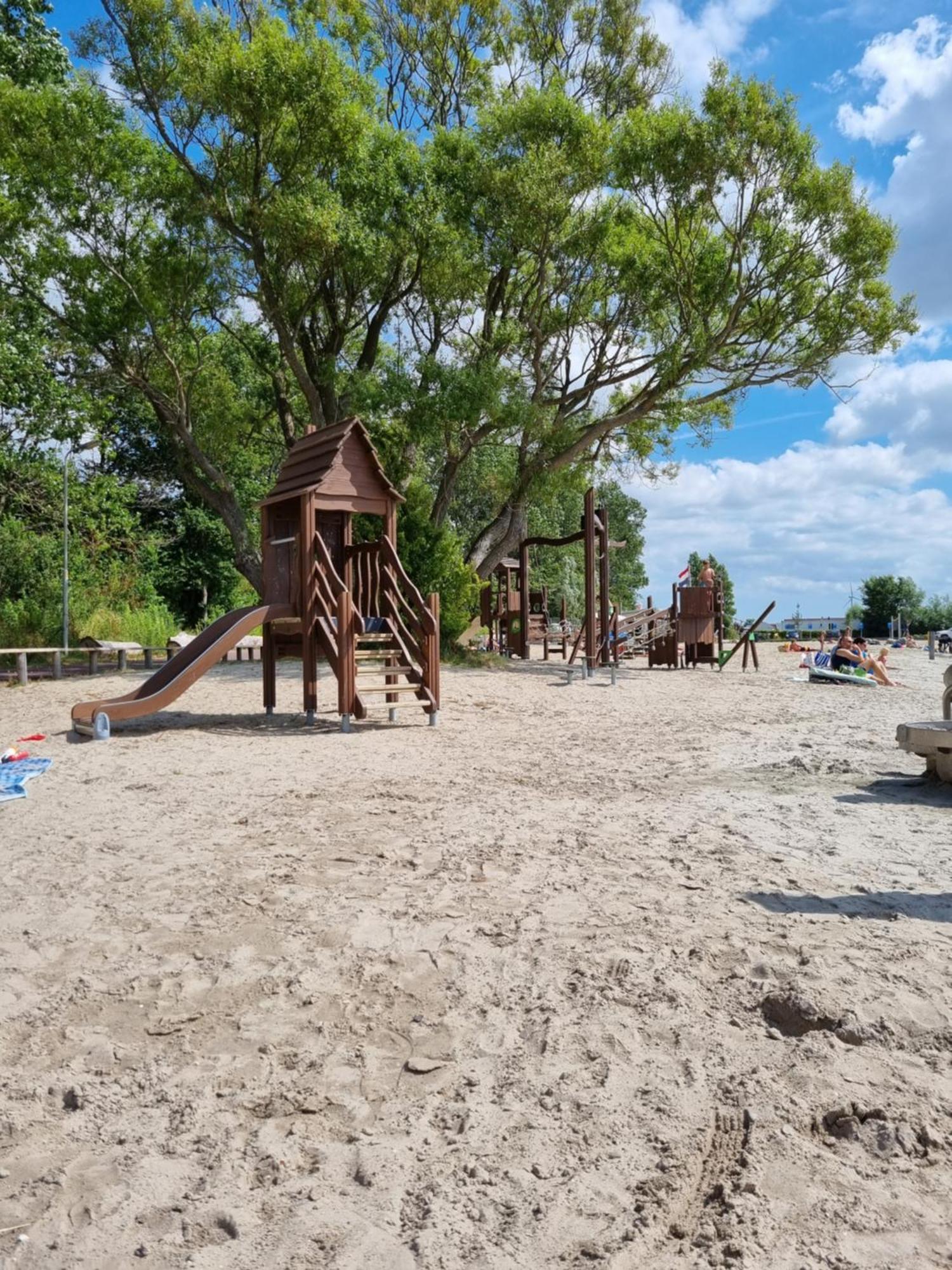 Camping De Tulpenweide Lege Kampeerplaats, Lege Plaats Op Het Gras Zonder Bed Breezand Ngoại thất bức ảnh