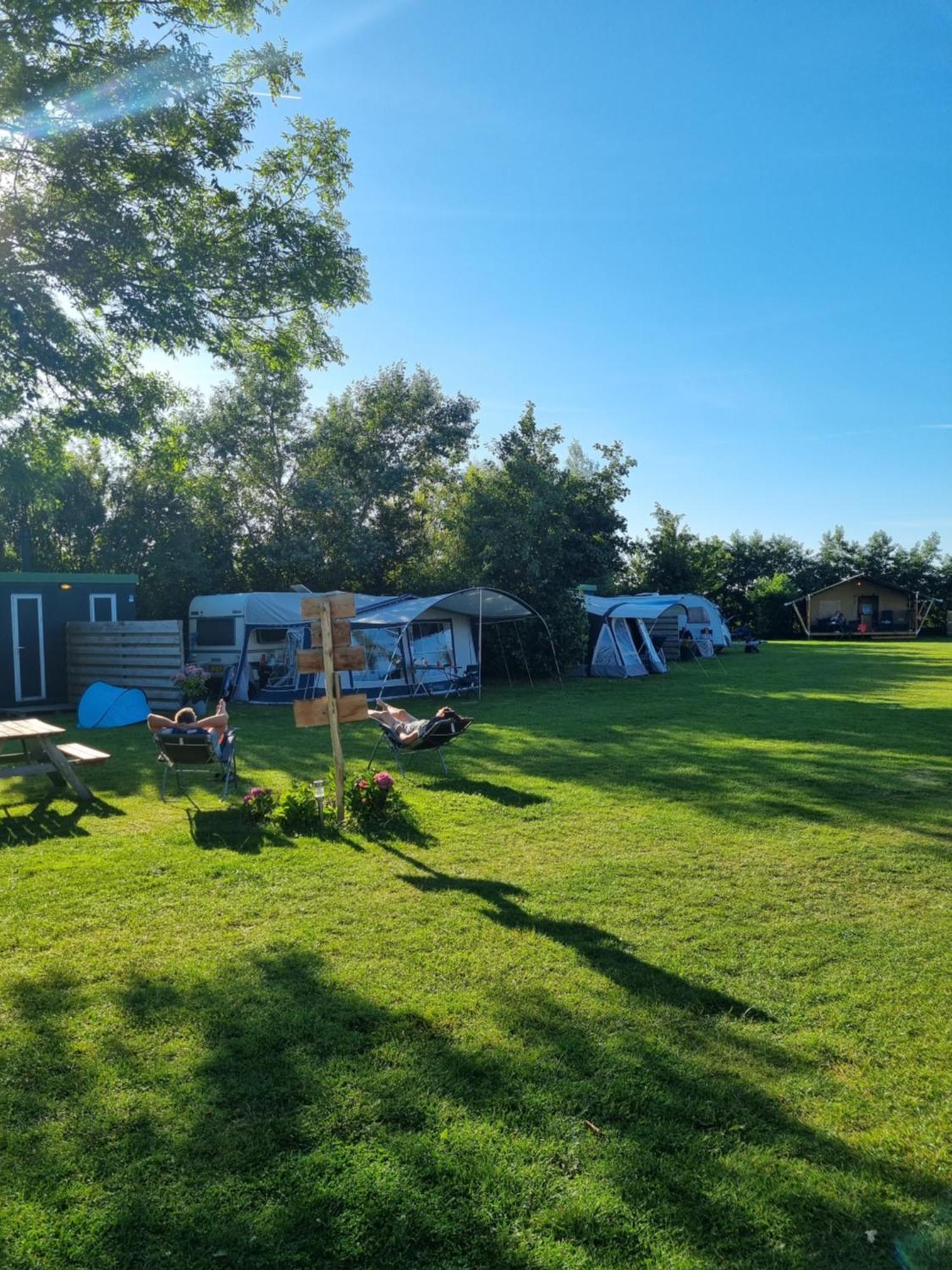 Camping De Tulpenweide Lege Kampeerplaats, Lege Plaats Op Het Gras Zonder Bed Breezand Ngoại thất bức ảnh