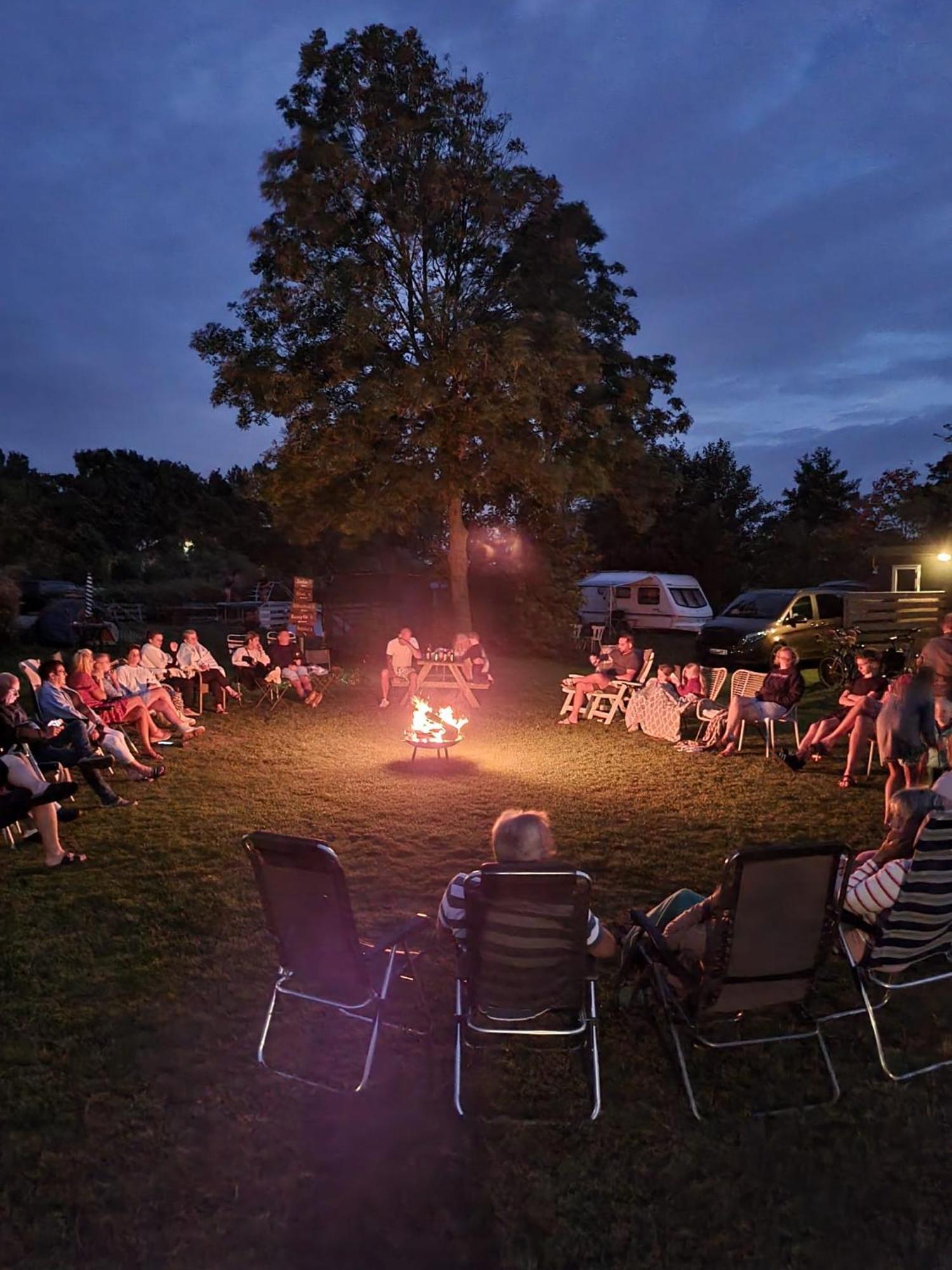 Camping De Tulpenweide Lege Kampeerplaats, Lege Plaats Op Het Gras Zonder Bed Breezand Ngoại thất bức ảnh
