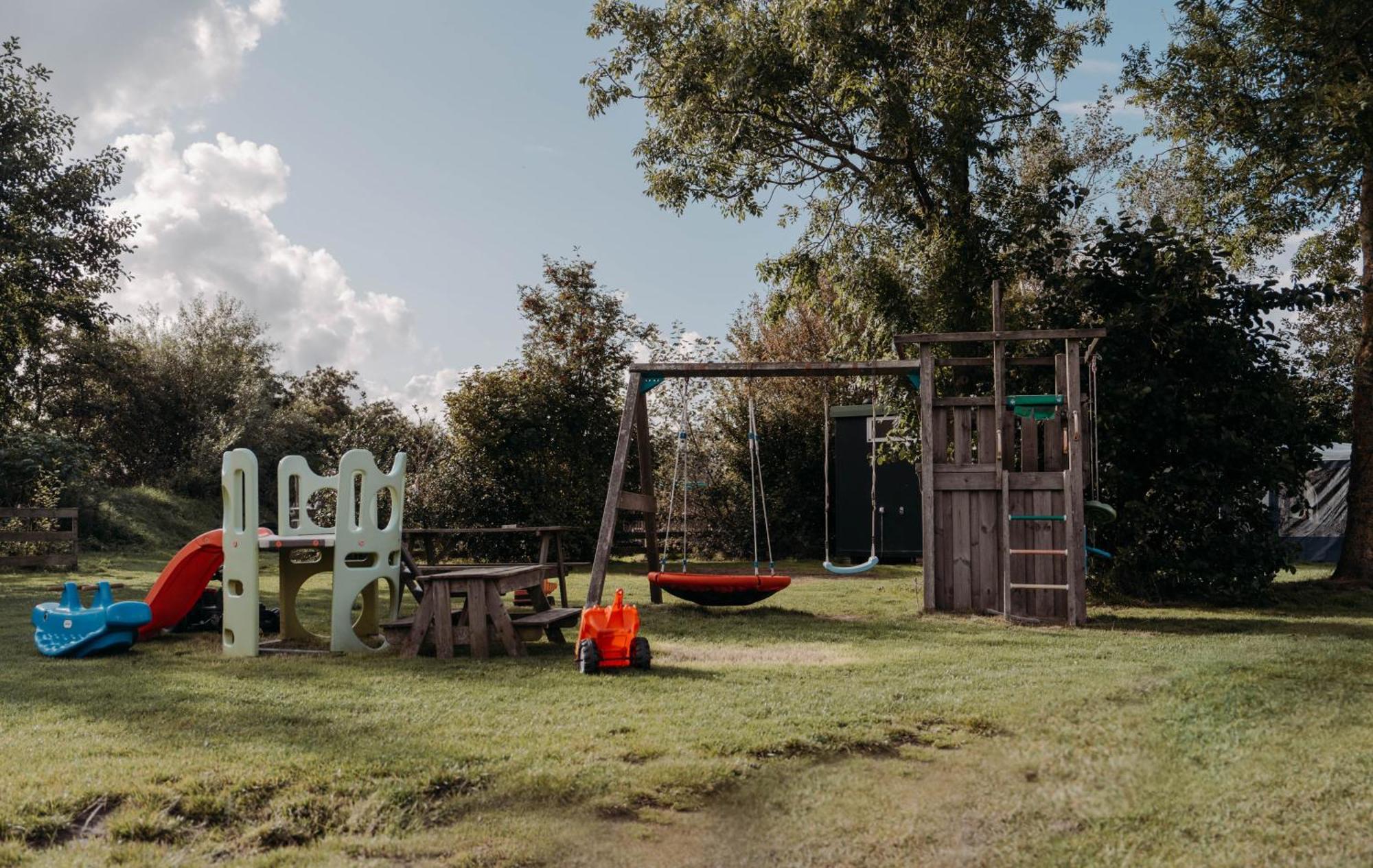 Camping De Tulpenweide Lege Kampeerplaats, Lege Plaats Op Het Gras Zonder Bed Breezand Ngoại thất bức ảnh