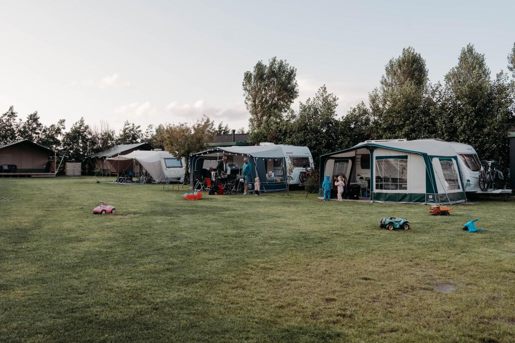 Camping De Tulpenweide Lege Kampeerplaats, Lege Plaats Op Het Gras Zonder Bed Breezand Ngoại thất bức ảnh