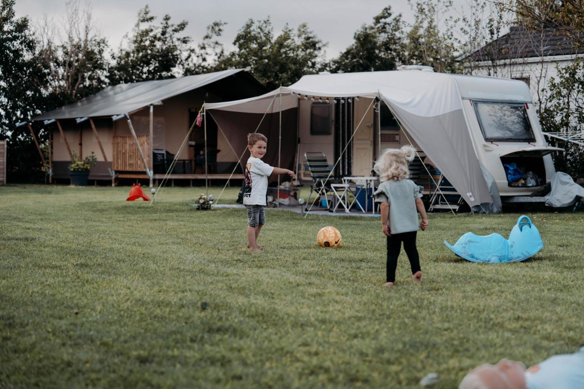 Camping De Tulpenweide Lege Kampeerplaats, Lege Plaats Op Het Gras Zonder Bed Breezand Ngoại thất bức ảnh