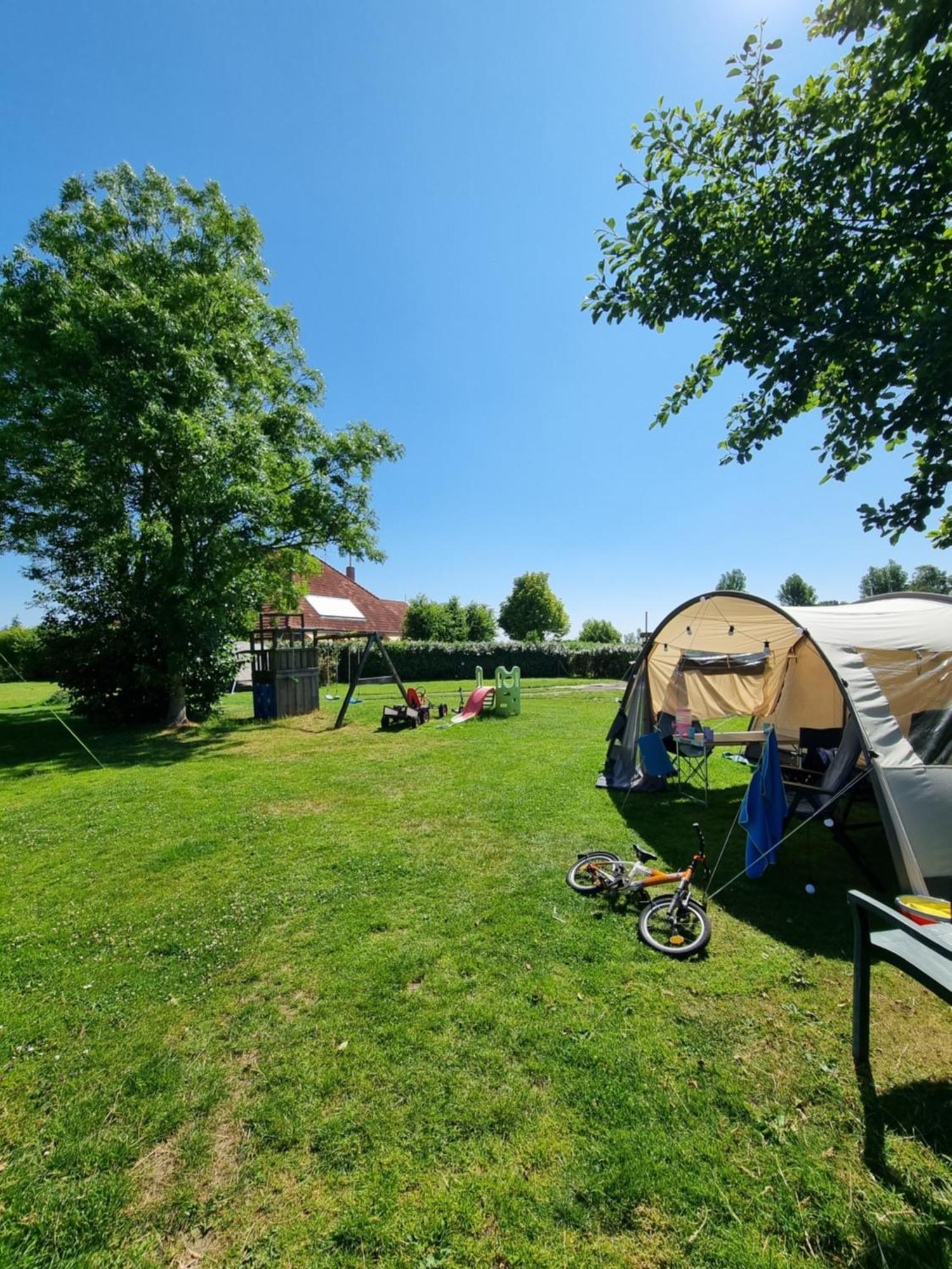 Camping De Tulpenweide Lege Kampeerplaats, Lege Plaats Op Het Gras Zonder Bed Breezand Phòng bức ảnh