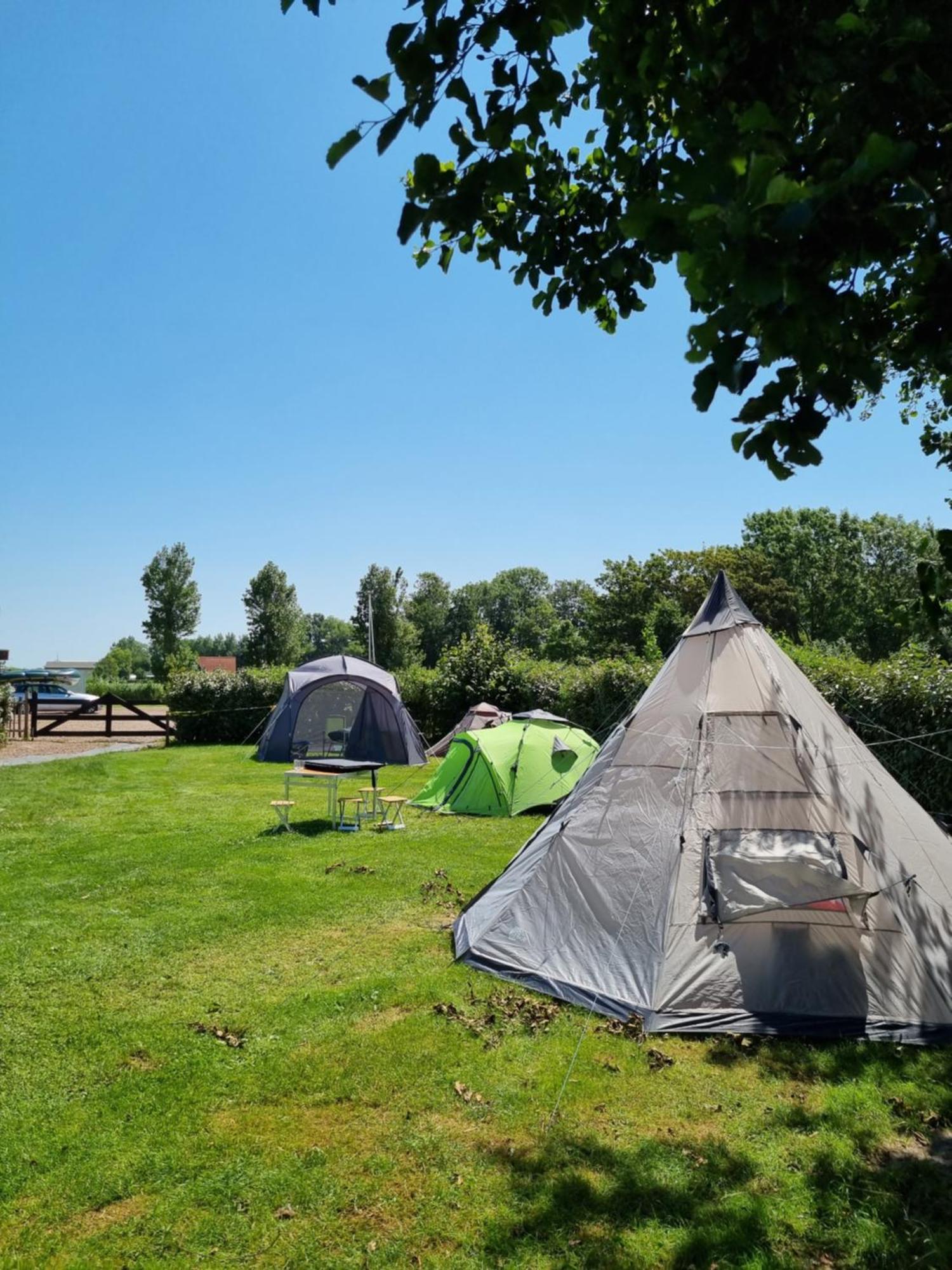 Camping De Tulpenweide Lege Kampeerplaats, Lege Plaats Op Het Gras Zonder Bed Breezand Phòng bức ảnh